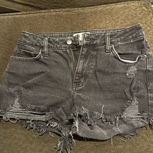 DISTRESSED BLACK DENIM SHORTS